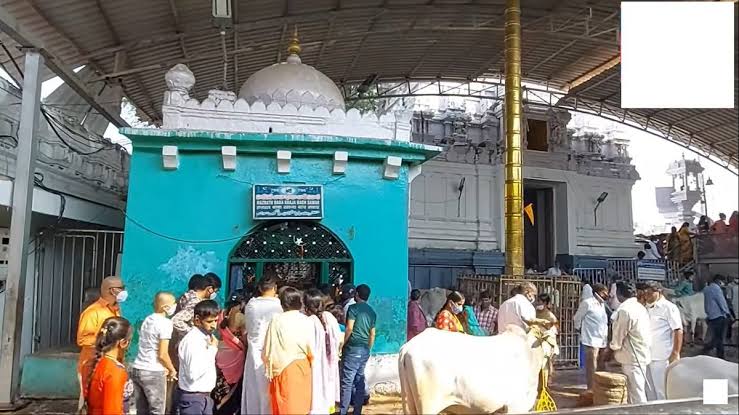 dargah inside vemulavada temple